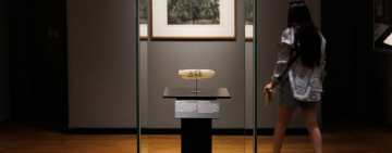 Exhiben un raro condón de casi 200 años con una provocativa escena erótica