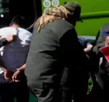 Capturan a siete personas que portaban cinco armas, uniformes policiales y placas falsas en Parotani