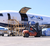 El puente aéreo trae a La Paz 268.000 kilos de pollo, 54.000 unidades de aceite y 54 mil kilos de carne de res