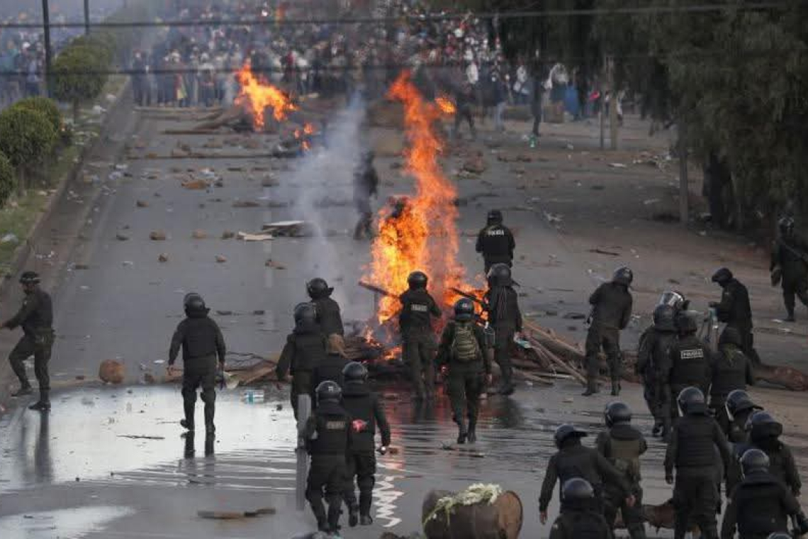 Presidente expresa sus condolencias con familias de policías victimados en Llallagua 