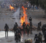 Presidente expresa sus condolencias con familias de policías victimados en Llallagua 