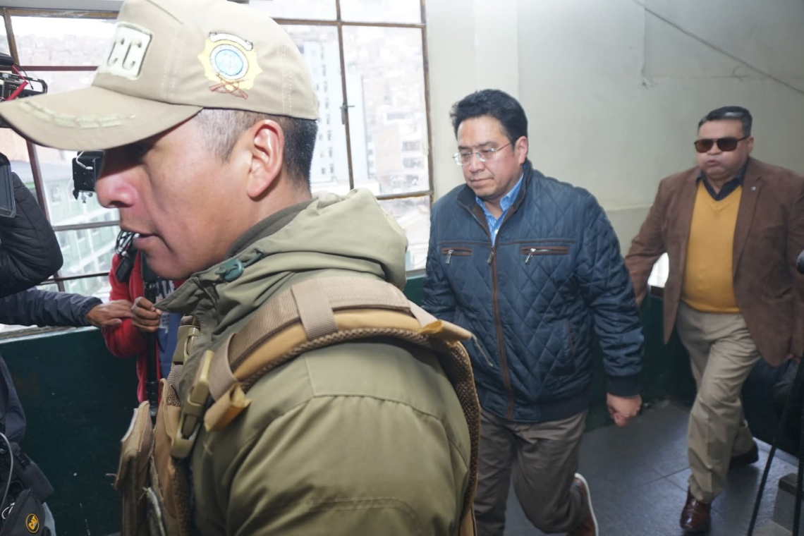 Ex ministro Siles, se presentó, quedó aprehendido y pasa la noche en la FELCC