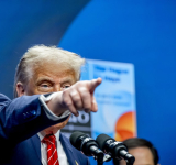 Trump insta a echar 'como un perro' a periodista que reportó sobre el ataque no muy exitoso contra Irán