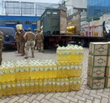 Aprehenden a dos personas por transportar aceite argentino de contrabando en ruta Oruro - La Paz