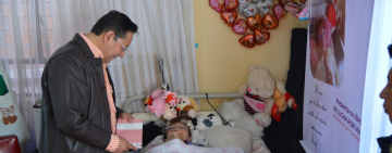 Entregan el libro “Mi Lucha por Vivir” que cuenta la vida de Fabiola