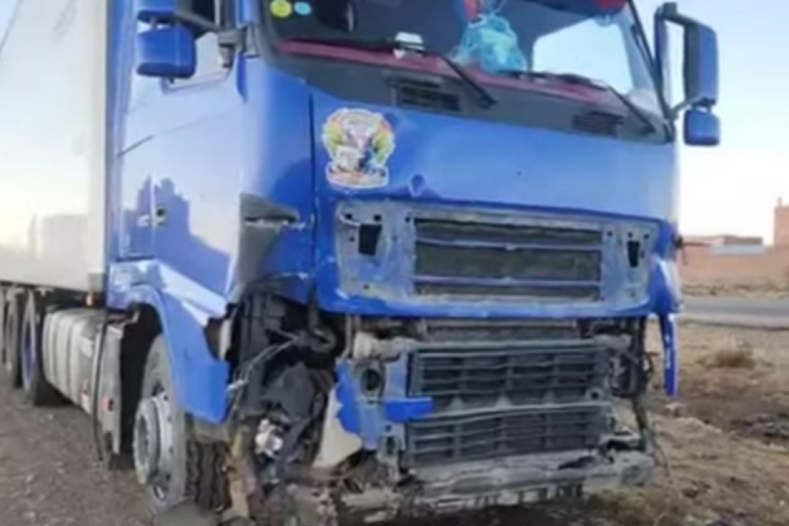 Dos mujeres mueren y un hombre queda herido en choque entre un minibús y camión en Patacamaya