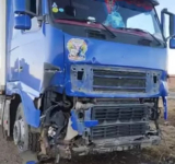 Dos mujeres mueren y un hombre queda herido en choque entre un minibús y camión en Patacamaya