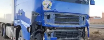 Dos mujeres mueren y un hombre queda herido en choque entre un minibús y camión en Patacamaya