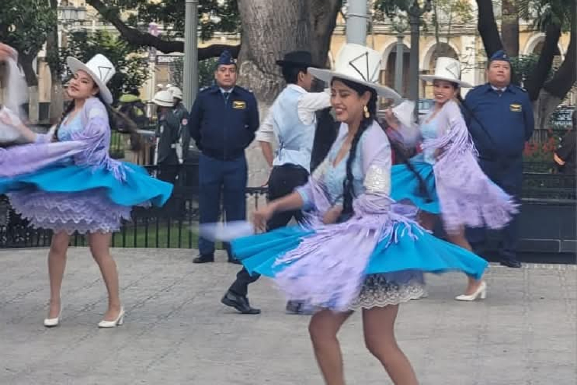 𝗖𝗼𝗰𝗵𝗮𝗯𝗮𝗺𝗯𝗮 𝗿𝗶𝗻𝗱𝗲 𝗵𝗼𝗺𝗲𝗻𝗮𝗷𝗲 𝗮𝗹 𝗕𝗶𝗰𝗲𝗻𝘁𝗲𝗻𝗮𝗿𝗶𝗼 𝗱𝗲 𝗕𝗼𝗹𝗶𝘃𝗶𝗮