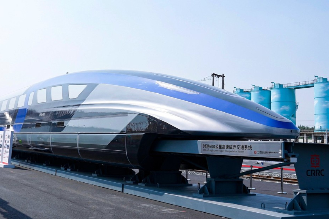 El futuro está aquí: así es el tren chino más rápido del mundo que 'vuela' sobre la vía 