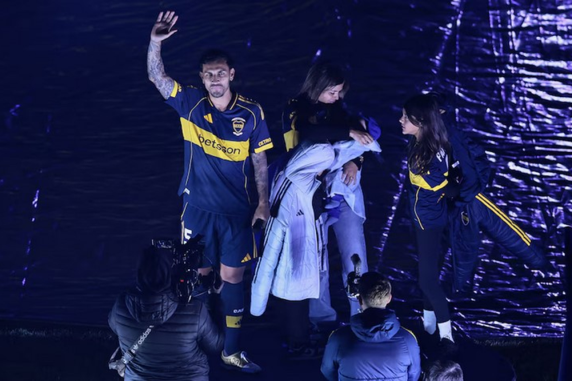 Con una Bombonera repleta, Boca Juniors presentó a Leandro Paredes como flamante refuerzo: “Es el día más importante de mi vida”