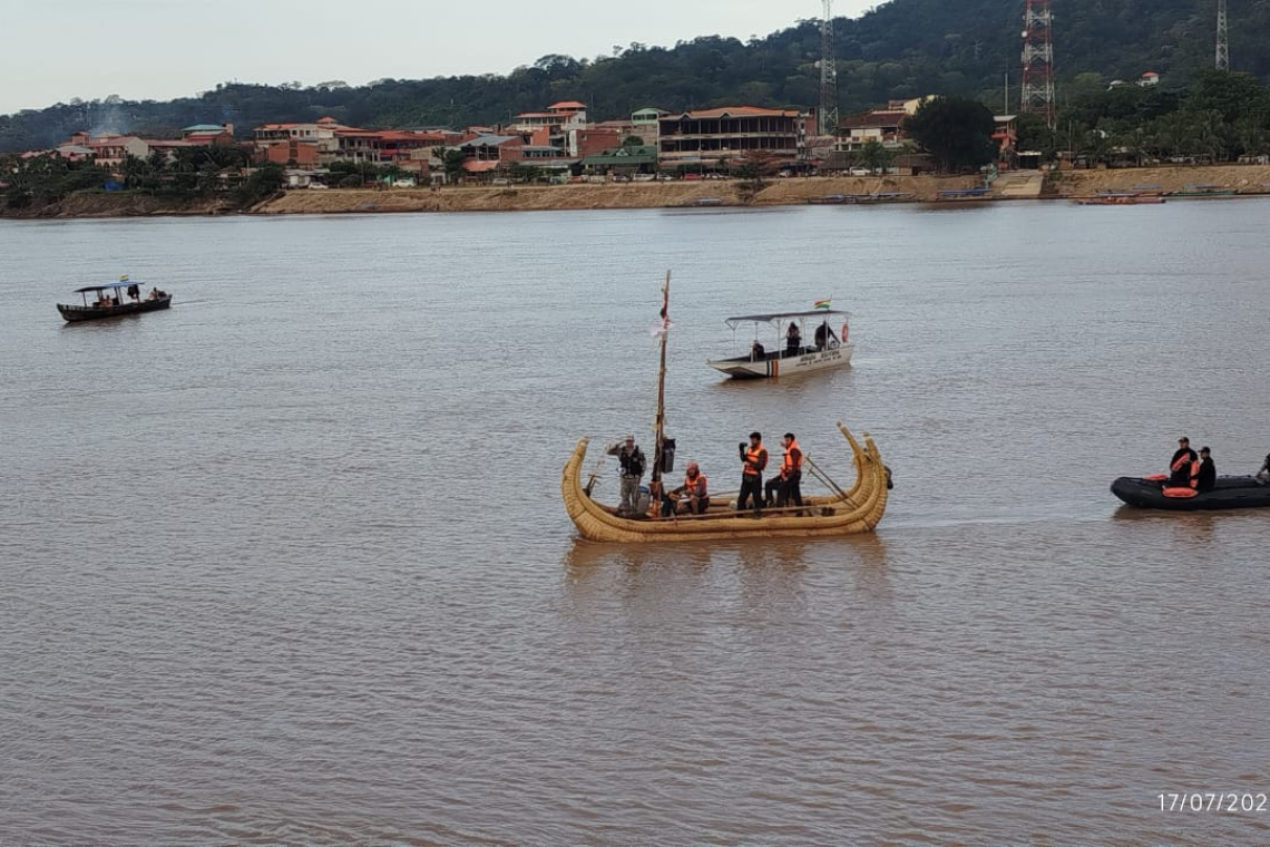 Los ríos de Bolivia cobran vida en histórica travesía de la Balsa de Totora “Pipilintu” con apoyo de la Armada