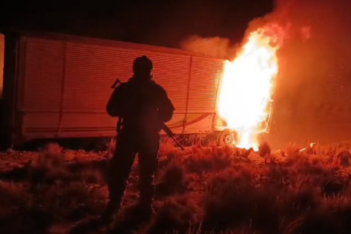 Incineran vehículo con mercadería de contrabando en la frontera con Chile