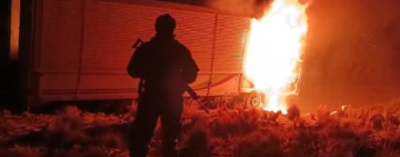 Incineran vehículo con mercadería de contrabando en la frontera con Chile