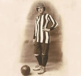 Málaga dedica una calle a Nita Carmona, la pionera que se tuvo que disfrazar de hombre para jugar al fútbol