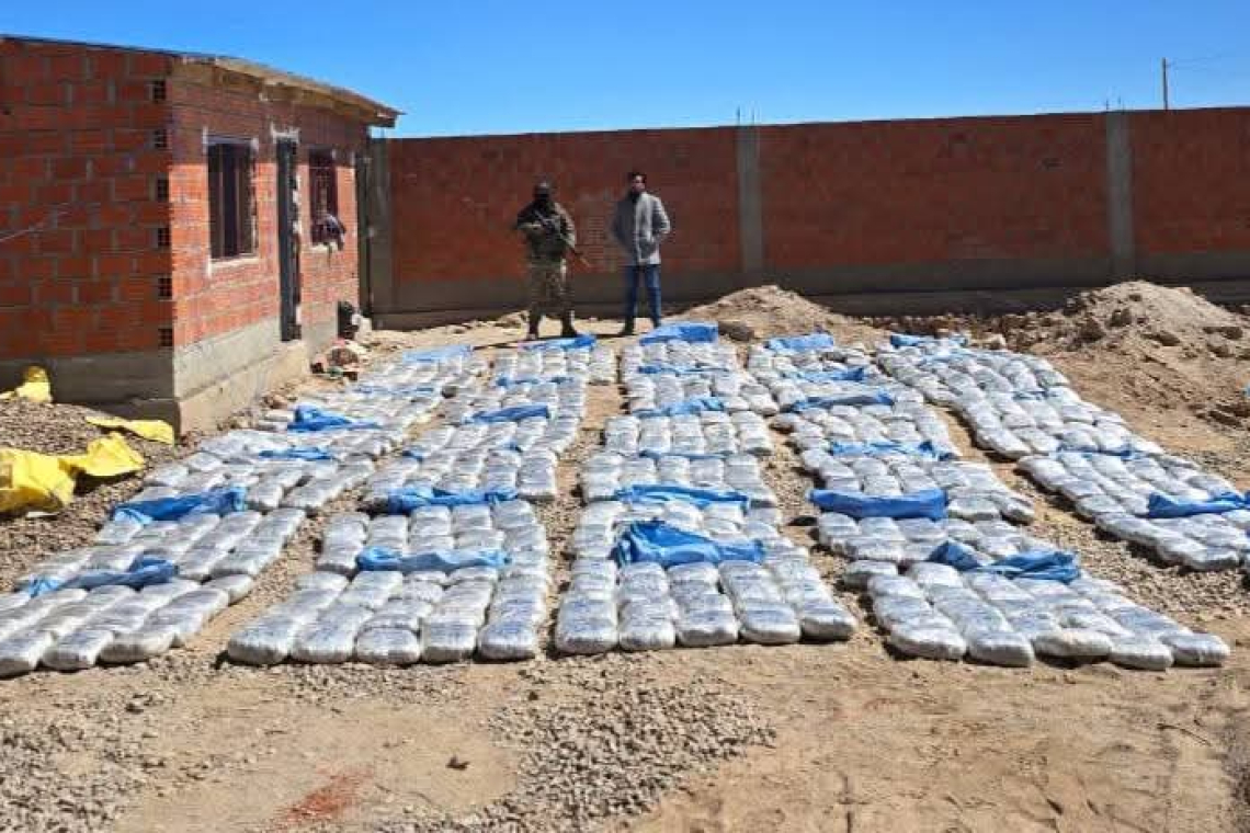 En Uyuni FELCN desbarata acopio de droga y confisca casi 1Tn de marihuana
