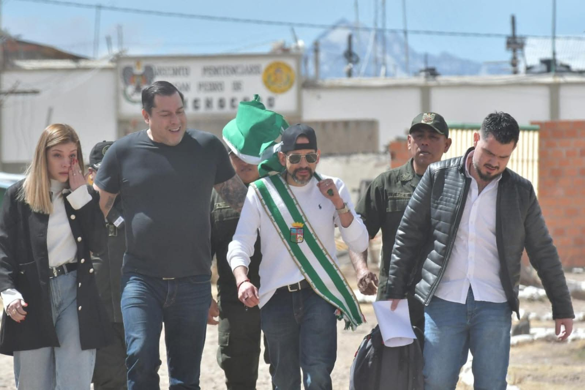 Camacho abandona Chonchocoro, firma documentos en el TDJ  y retorna a Santa Cruz