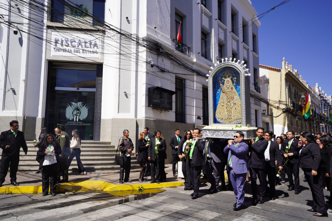 Fiscalía General recibe con fe y devoción la imagen de la Virgen de Guadalupe