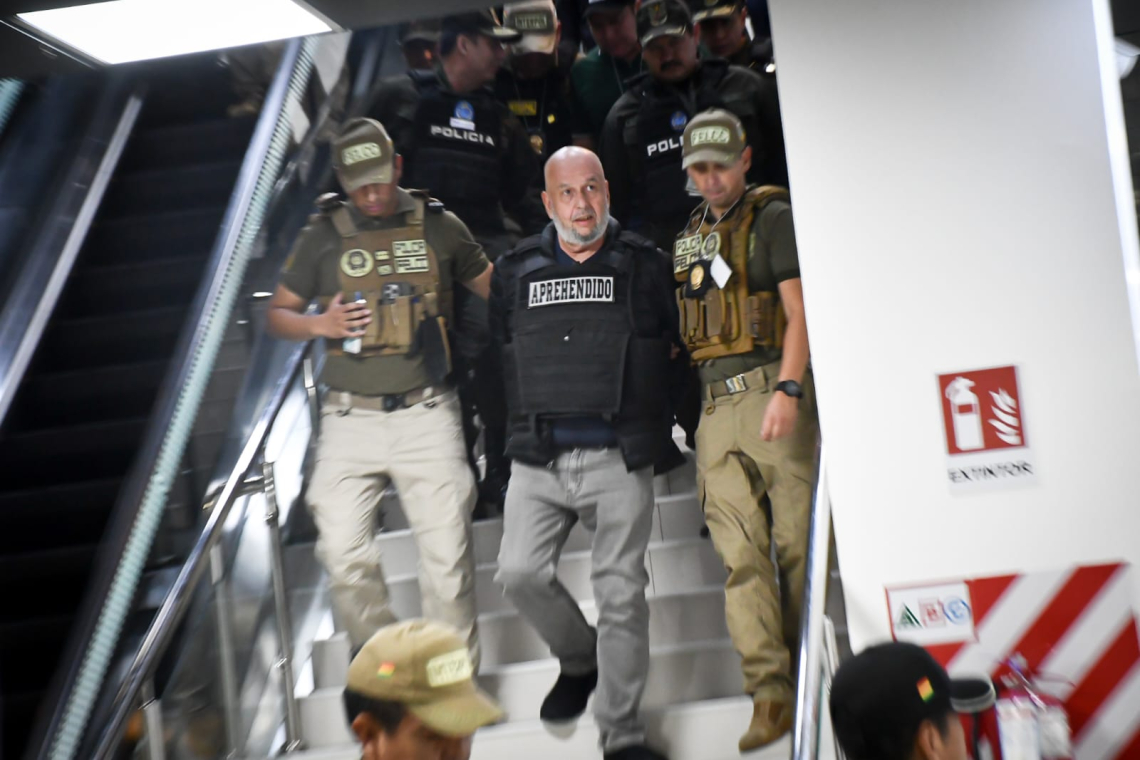 Arturo Murillo expulsado de EEUU llega a Bolivia y aguarda su reclusión