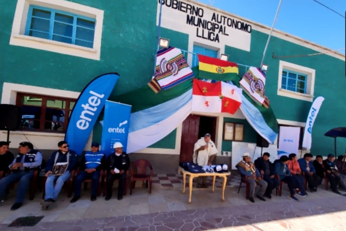 Instalan fibra óptica y mejoran el acceso a internet y telefonía de más de 4.000 habitantes de Llica