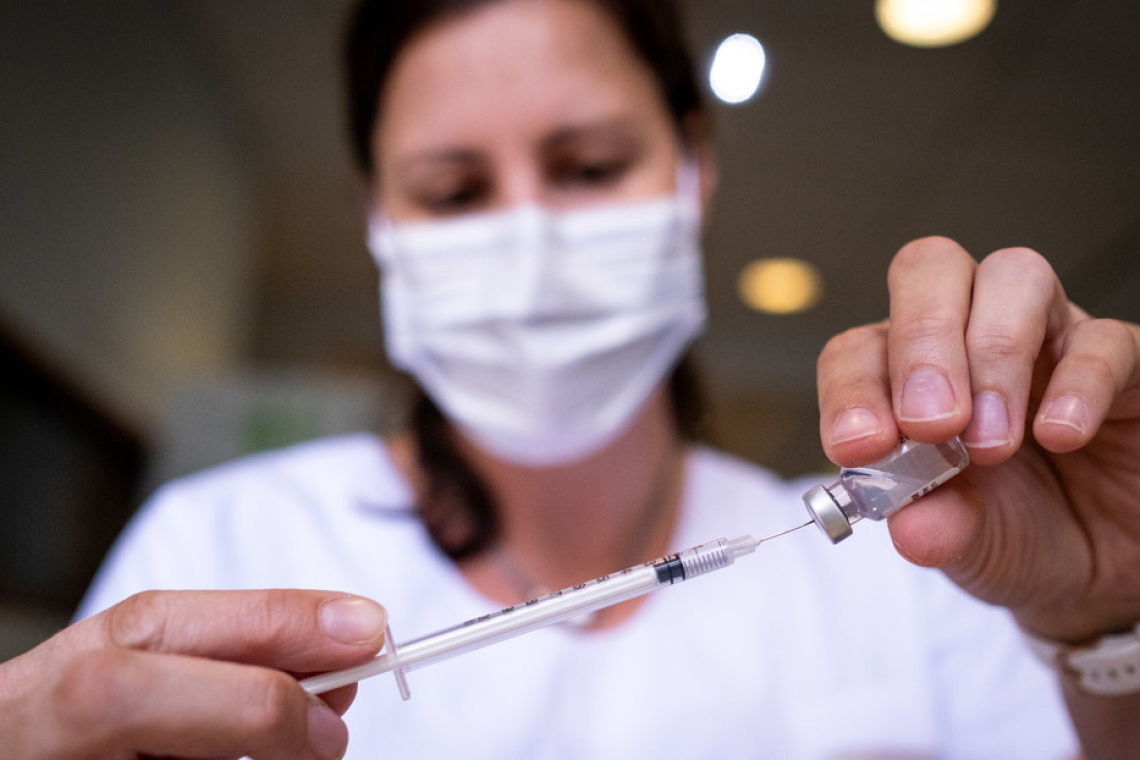 La Comisión Europea admite que las vacunas contra el covid-19 se lanzaron sin datos completos de seguridad 