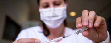 La Comisión Europea admite que las vacunas contra el covid-19 se lanzaron sin datos completos de seguridad 