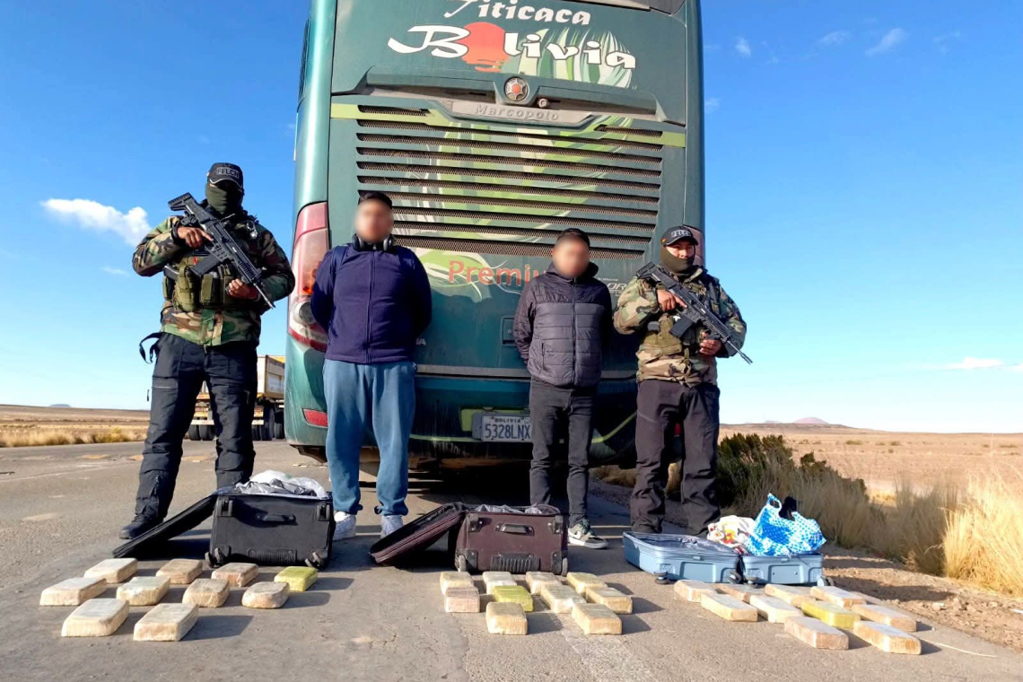 Interceptan flota y hallan 30 paquetes de cocaína con destino hacia Chile