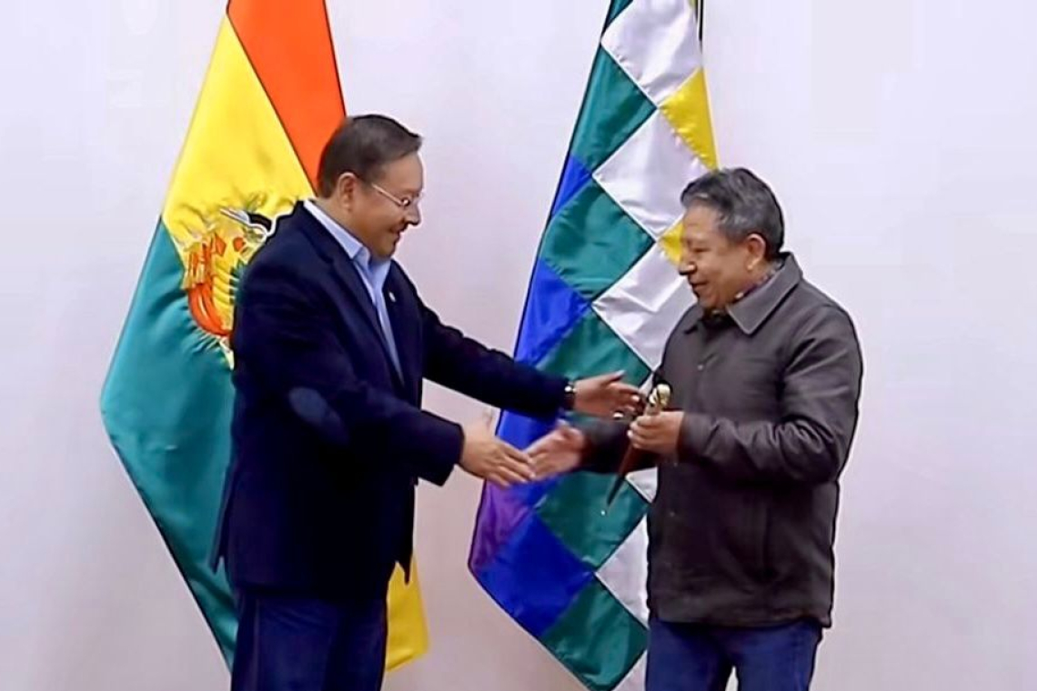 Arce entrega Bastón de Mando a Choquehuanca y parte a la 80ª Asamblea General de la ONU