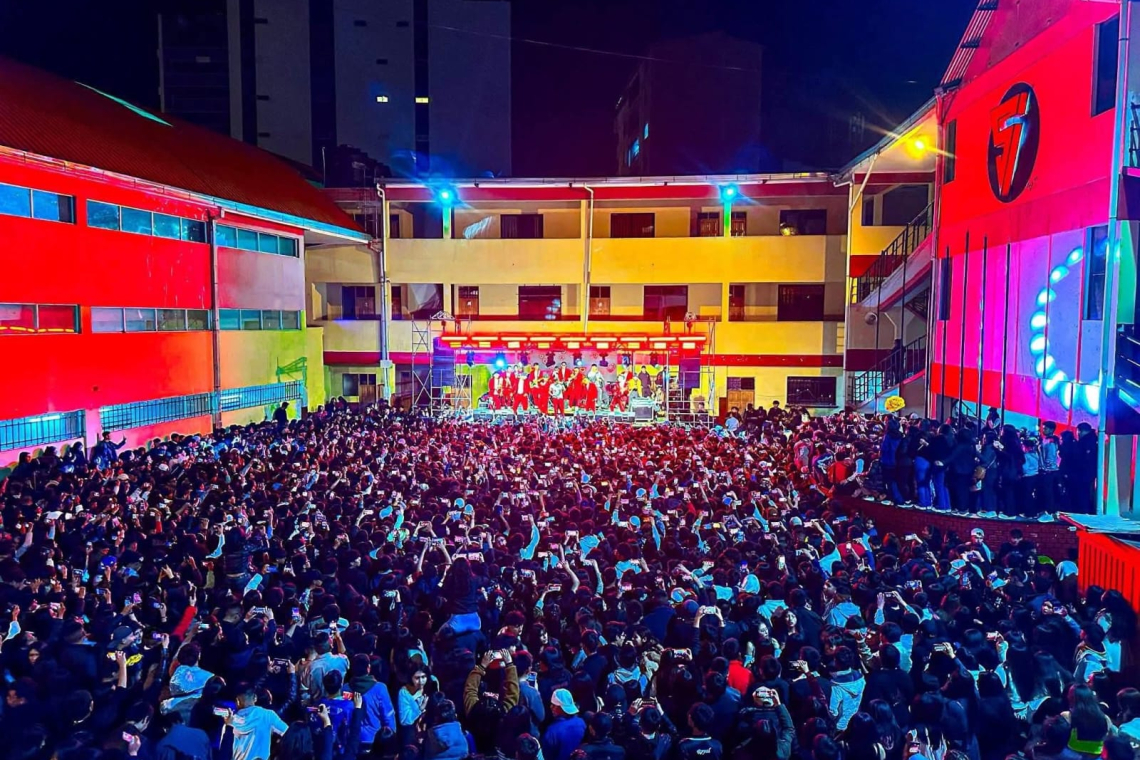 Juez dicta sustitutivas para cantante y directora, Fiscalía amplia la investigación