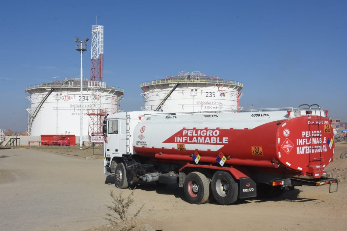 Chóferes inspeccionan la Planta de Senkata tras constatar una mejoría en la calidad de la gasolina en surtidores de La Paz
