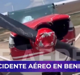 Dos avionetas chocan en pleno vuelo, una logra aterrizar y la otra se precipita a tierra