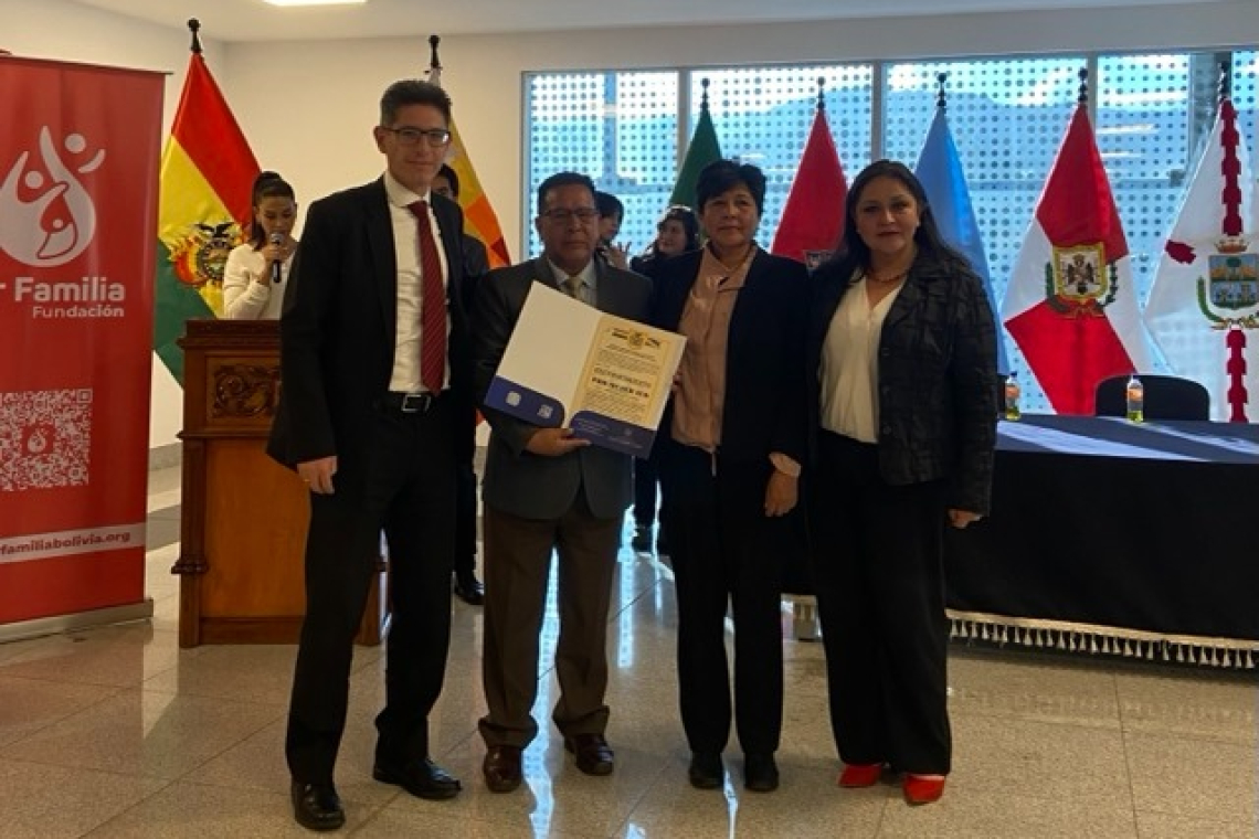 Pro Mujer recibe reconocimiento institucional por su compromiso con la educación financiera segura y la transparencia