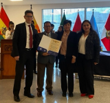 Pro Mujer recibe reconocimiento institucional por su compromiso con la educación financiera segura y la transparencia