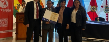 Pro Mujer recibe reconocimiento institucional por su compromiso con la educación financiera segura y la transparencia