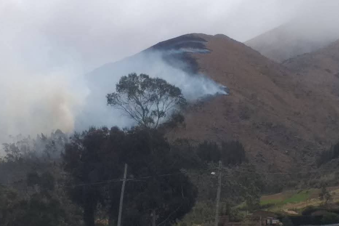 Defensa Civil se desplaza para controlar incendio forestal en Pocona