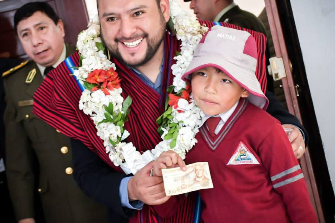 Gobierno puso en marcha el pago del Bono Juancito Pinto en 56 entidades financieras 