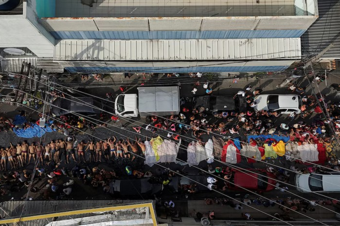 Civiles trasladaron más de 60 cadáveres a una plaza de Río de Janeiro: los hallaron en una zona boscosa