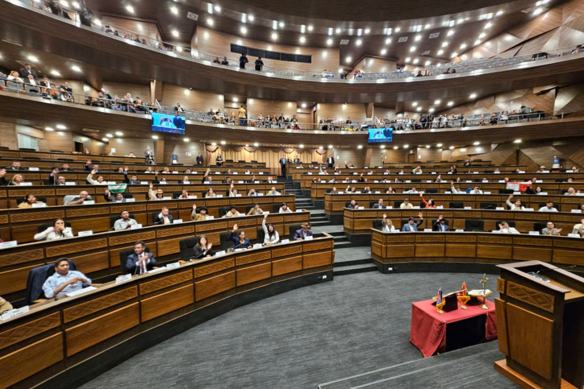 Frente a la Biblia juran los presidentes del Senado y Diputados
