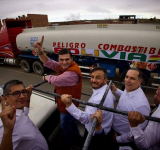 Presidente encabeza caravana de 900 cisternas que transportan gasolina y Diesel 