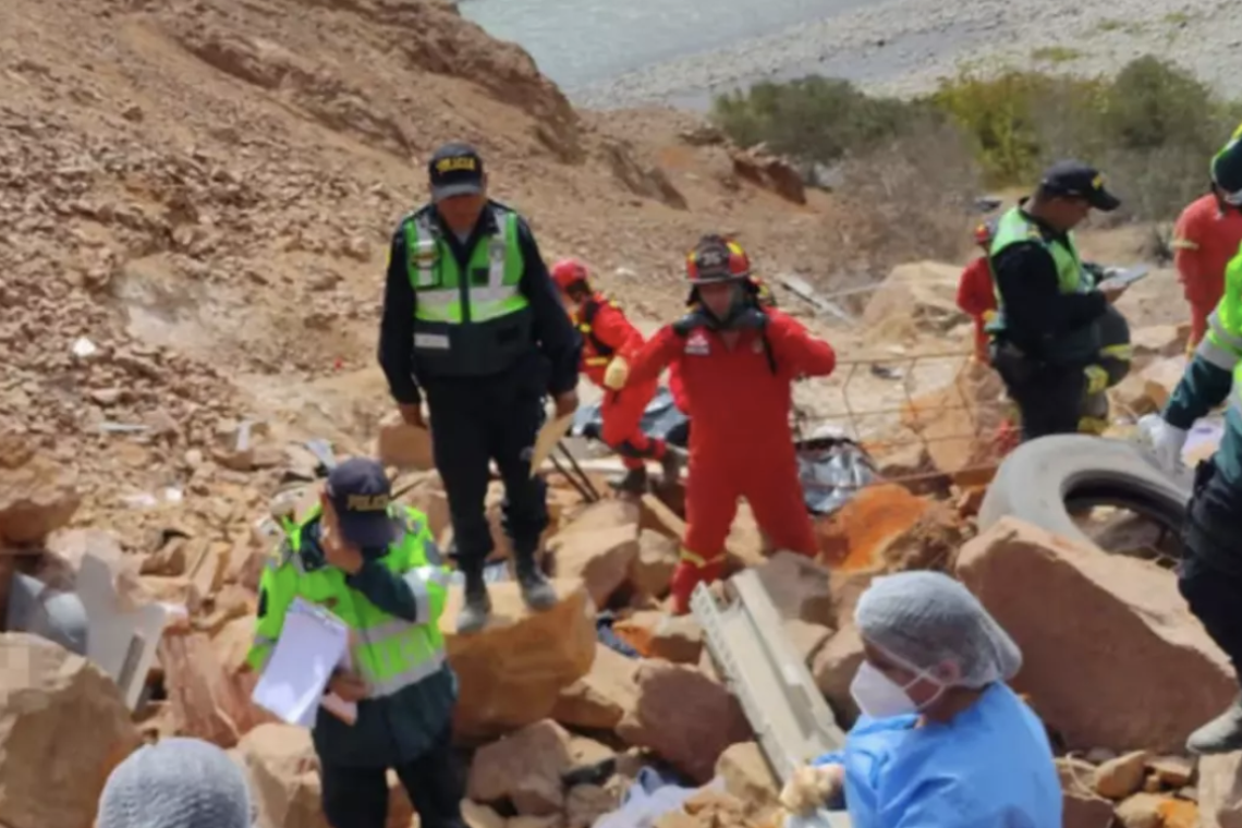 Perú: al menos 37 muertos y más de 20 heridos tras la caída de un autobús a un abismo en Arequipa