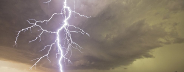 Un rayo mata a una mujer que vendía helados en un balneario de Oruro