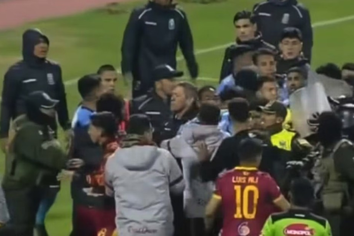 17 jugadores expulsados y gases lacrimógenos: gran escándalo en un partido de fútbol