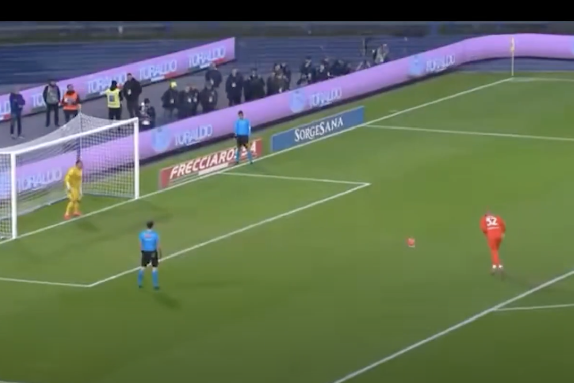 “De los más potentes de la historia”: el penal a 130 kilómetros por hora que pateó el arquero del Napoli y recorre el mundo
