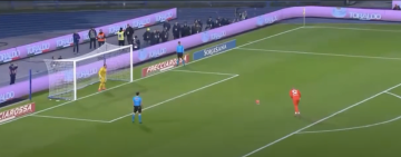 “De los más potentes de la historia”: el penal a 130 kilómetros por hora que pateó el arquero del Napoli y recorre el mundo