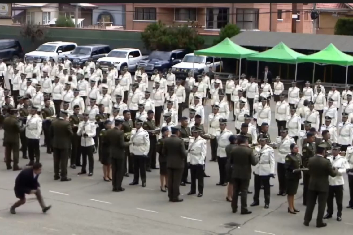 Presidente pide a 318 nuevos oficiales de Policía, lealtad, carácter y honrar el uniforme