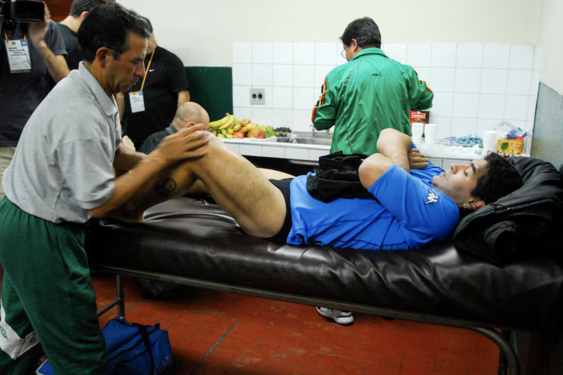 “Vos y yo sabemos cómo es esto”: la intimidad de una charla en el vestuario el día que Maradona jugó un partido benéfico en Bolivia