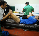 “Vos y yo sabemos cómo es esto”: la intimidad de una charla en el vestuario el día que Maradona jugó un partido benéfico en Bolivia