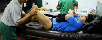 “Vos y yo sabemos cómo es esto”: la intimidad de una charla en el vestuario el día que Maradona jugó un partido benéfico en Bolivia