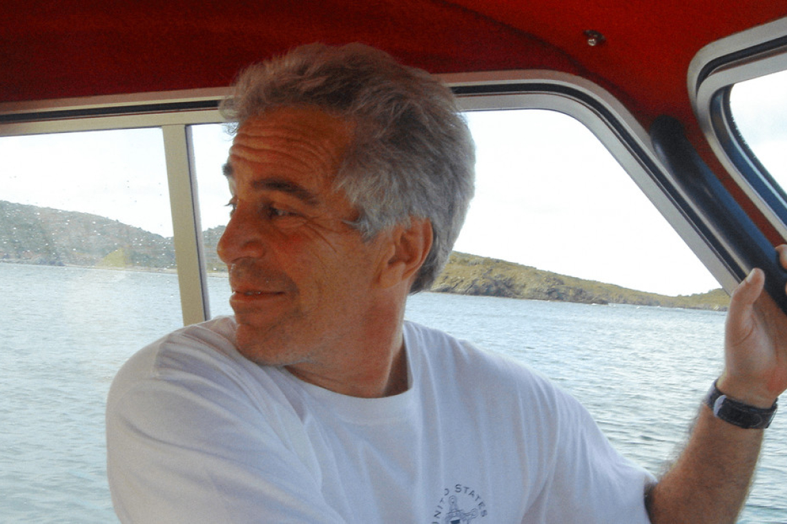 Nuevos archivos revelan fotos inquietantes de Epstein sin camisa y pies infantiles