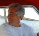 Nuevos archivos revelan fotos inquietantes de Epstein sin camisa y pies infantiles